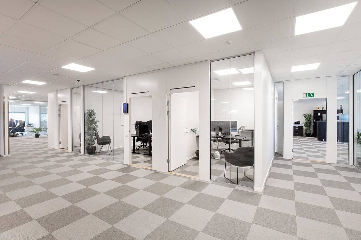 Modernt kontor med öppen planlösning och stora fönster på Returvägen 1 i Norra Tunbytorp, Västerås